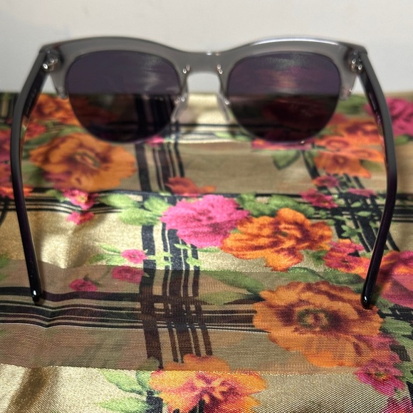 New Tory Burch sunglasses. - Picture 5 of 11